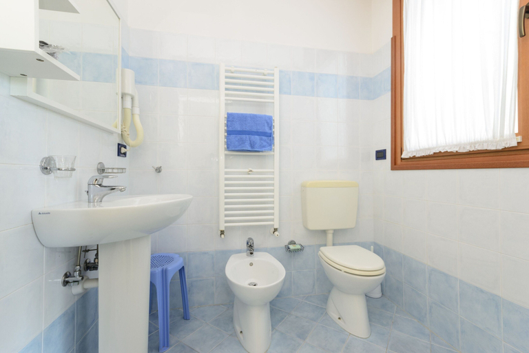 Bathroom 2, Bright Flat on the Beachfront, Udine