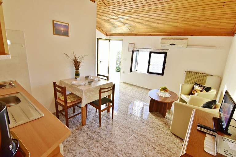 Living room 3, Shared Gardened Accommodation With bbq and sea View, Umag