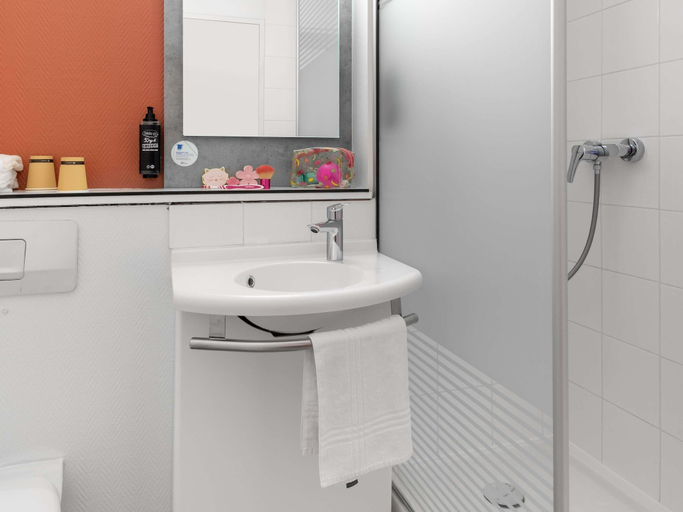 Bathroom 4, ibis budget Caen Mondeville, Calvados
