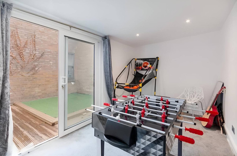 Others 4, Cobden 2 Bed Apartment, London