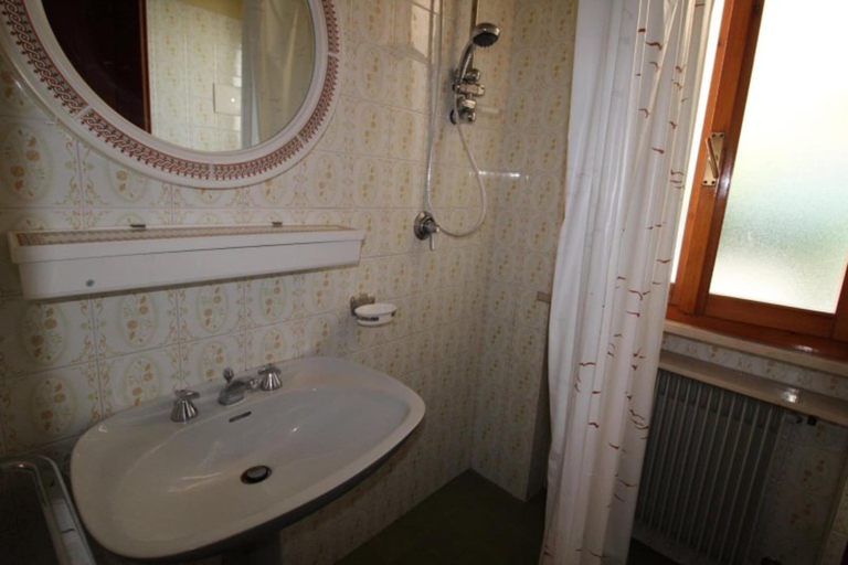 Bathroom 4, Beachside family villa with large, enclosed garden, Udine