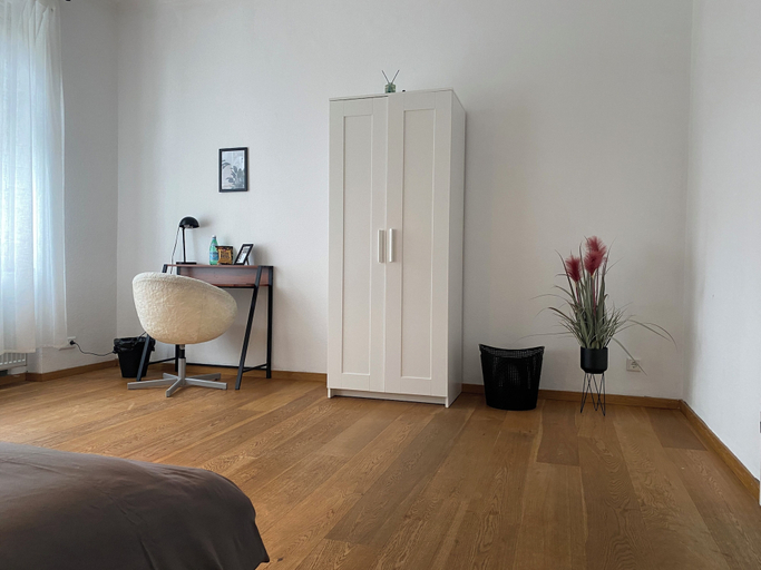 Room 5, Room-spacious Room in Coliving Apartment, Offenbach am Main