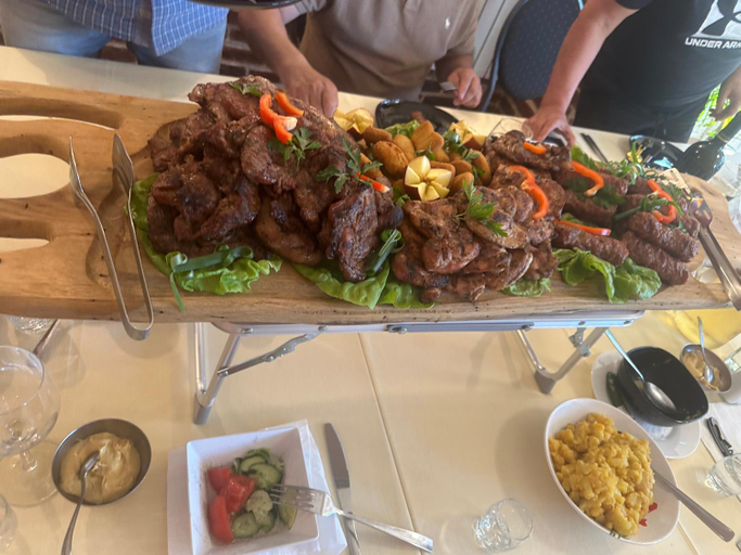 Food & Drinks 4, Pensiunea El Greco, Axente Sever