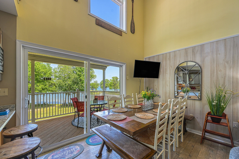 Room 2, Beautiful Waterfront Townhouse w/ Perfect Location, Fireplace & Wifi, Louisa