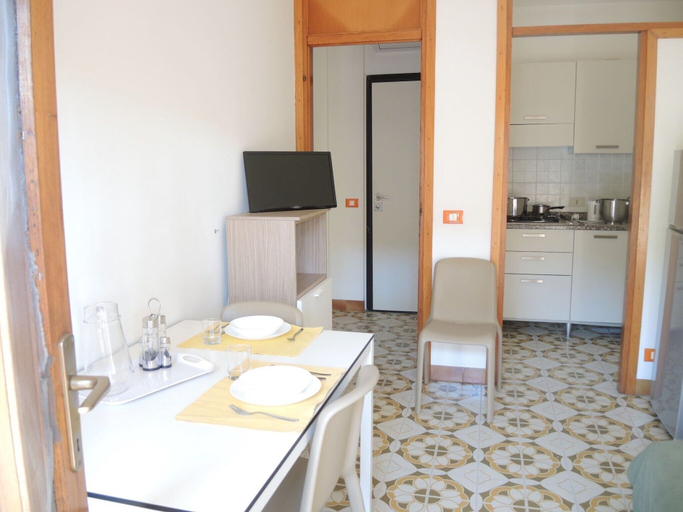 Dining, Comfy Seaside Flat Ideal for 5 Guests - Beahost, Venezia