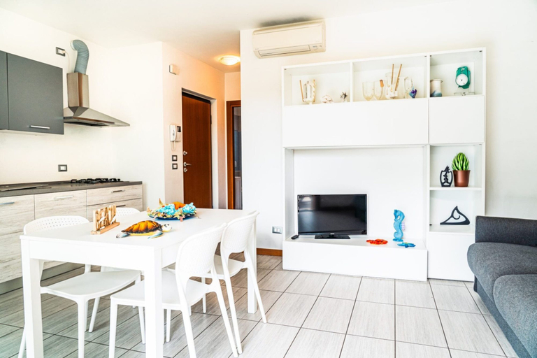 Dining room 4, Tastefully Furnished Flat With Pool and Green Area, Venezia