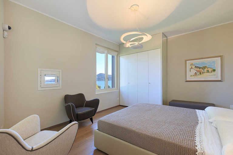 Room 2, Lakefront Holiday Home, Novara