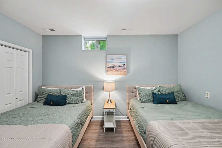 Room 4, Spacious Lakefront Home w/ Boat Dock, Fire pit & Pool Table - Dogs OK, Louisa