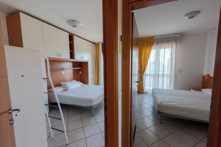 Room 4, Renewed Flat in a Seafront Building With Pool, Venezia