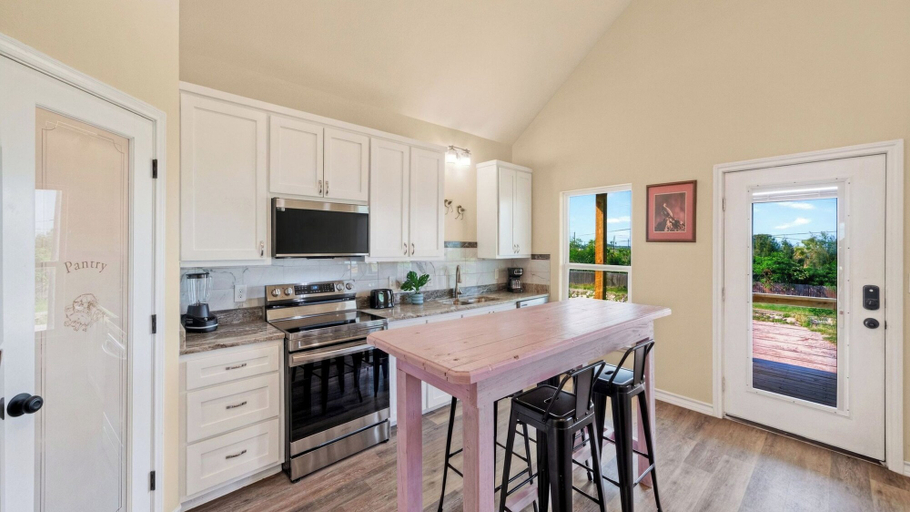 Interior 5, Andy's Village by Avantstay Bayfront Home + Balcony Shared Pool + Pier Padre Island, Nueces