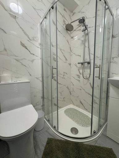 Bathroom 4, Charming Wallington Apartment With Hot Tub, London