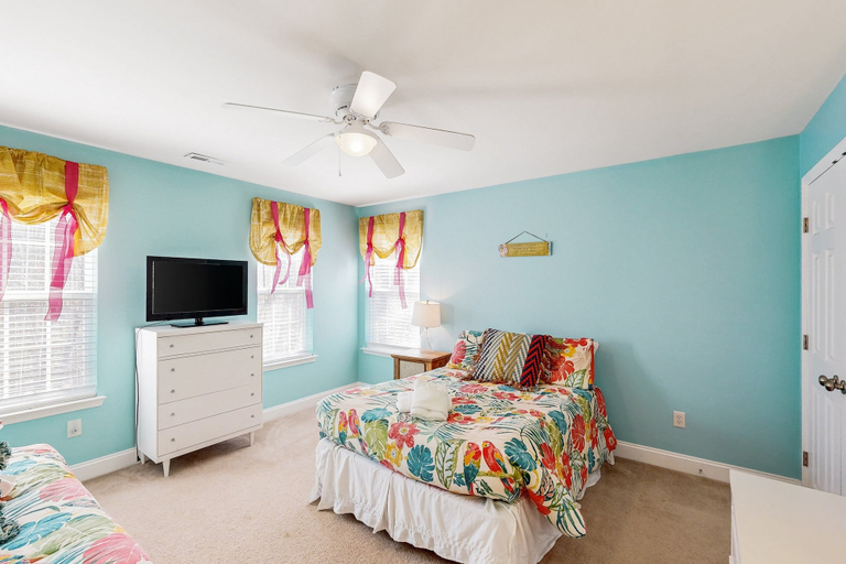 Room 2, Stellar Lakefront Oasis With Kayaks, Sup, Firepits, Dock, & Games - Dog-friendly, Spotsylvania