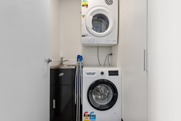 Interior 5, Captivating Convenience! 1bed/1bath/1car/views, Toowong