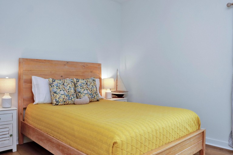 Room 4, Pelican Point, Bay