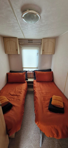 Room 4, Cabin Sleeps 4 With Parking, Angus
