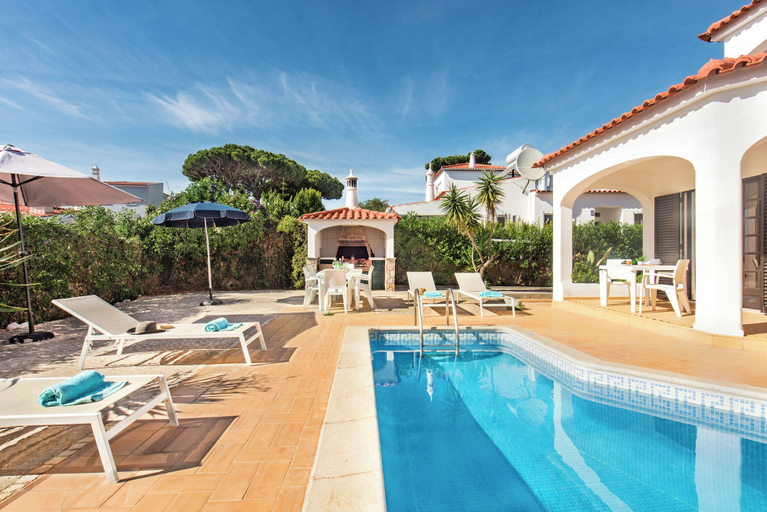 Others 3, Spacious 4 Bedroom Villa, Private Pool, Free air Conditioning and Wifi, Loulé