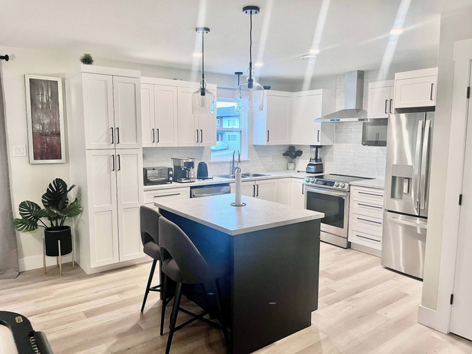 Private kitchen 3, Spacious 4BR Home Near YQM With Patio and Free Parking, Westmorland
