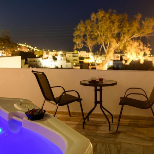 Outdoor spa tub, Ebita's Suites, South Aegean