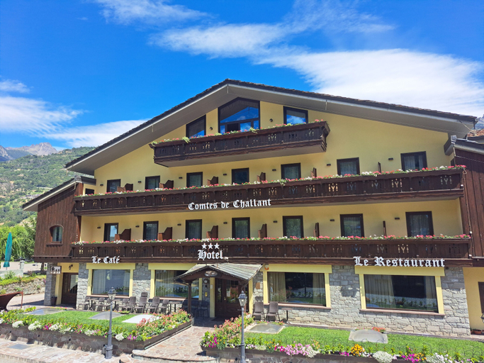 Exterior & Views