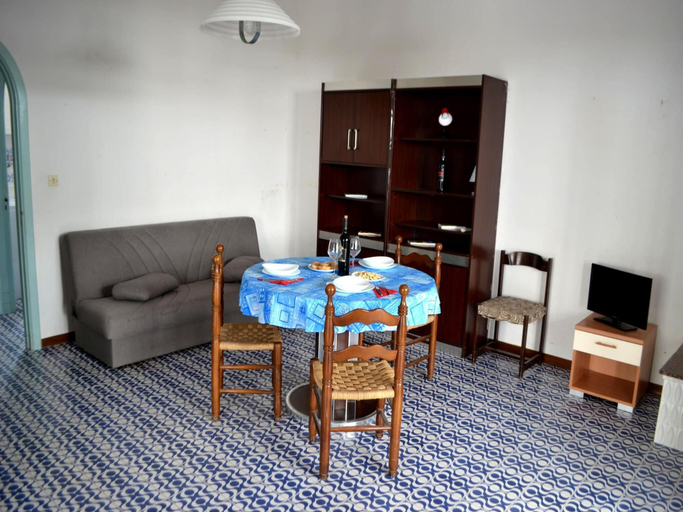 Dining 4, Nami Holiday Home for six Guests With Outdoor Space, Lecce