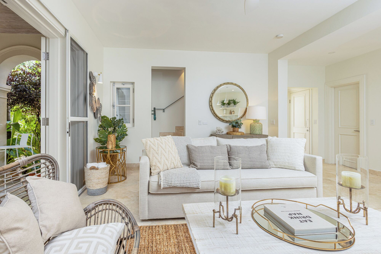 Living room 3, Beach Happy Schooner Bay 109 - by Zenbreak