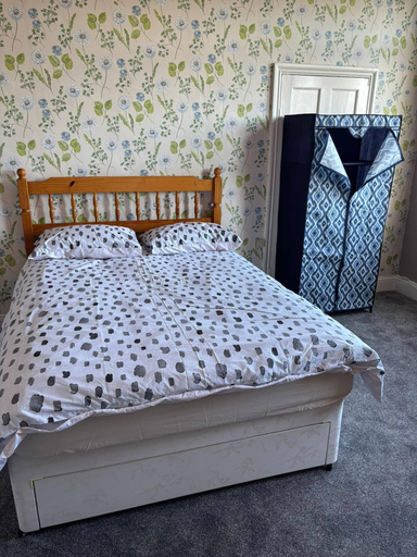 Room 2, Room-serene Ocean-view Apartment Room in, Sunderland