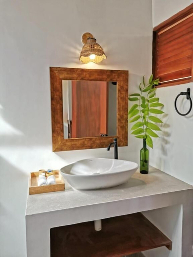 Bathroom 3, UZURI KUBO HUTS, Moalboal