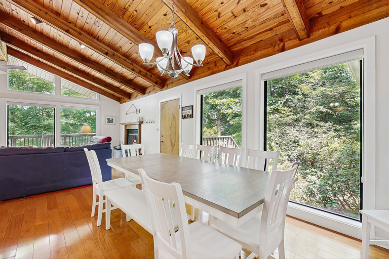 Room 3, Lakefront Escape With Private Docks, Three-season Room, and Spacious Bunk Room, Louisa