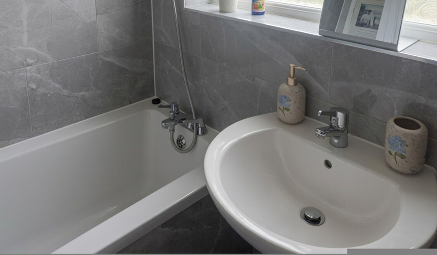 Room 5, Spacious 3BR Flat Sleeps 7 in Greenford, London