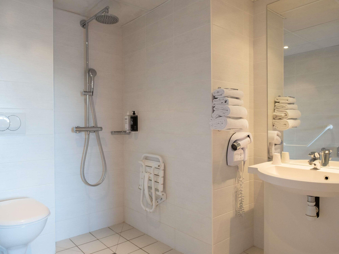 Bathroom 4, ibis Styles Saint Dizier, Haute-Marne
