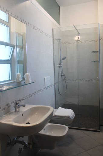Bathroom 5, Hotel de la Plage, Rimini
