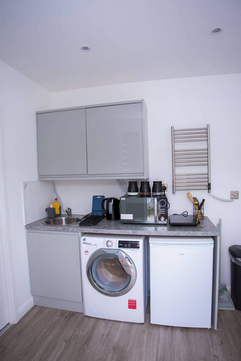 Laundry, Modern 1 Bedroom Apartment in Quiet Tilbury Town, Thurrock