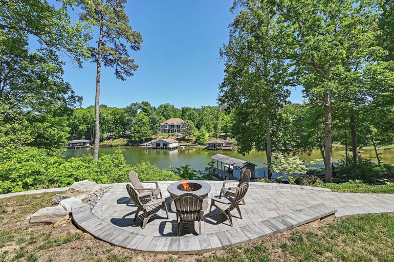 Outdoor dining 5, Spacious Lakefront Home w/ Boat Dock, Fire pit & Pool Table - Dogs OK, Louisa