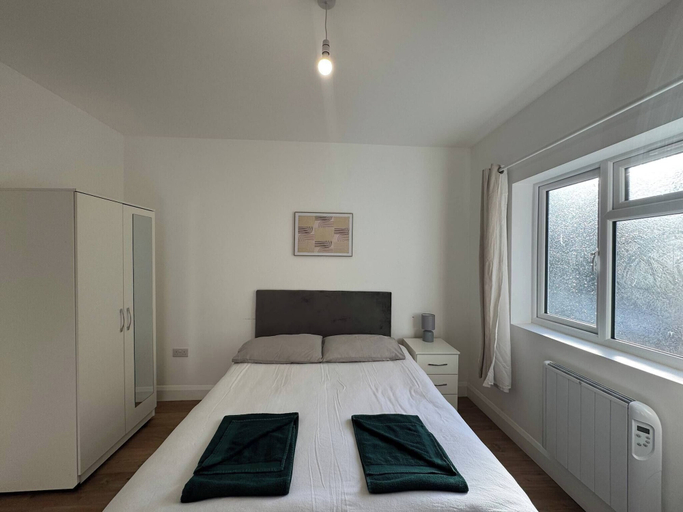 Room 2, Charming Wallington Apartment With Hot Tub, London