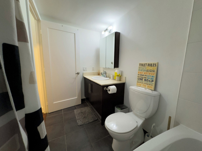 Bathroom 4, Downtown Toronto-2 Baths-sleeps 8-parking-pool-gym, Toronto
