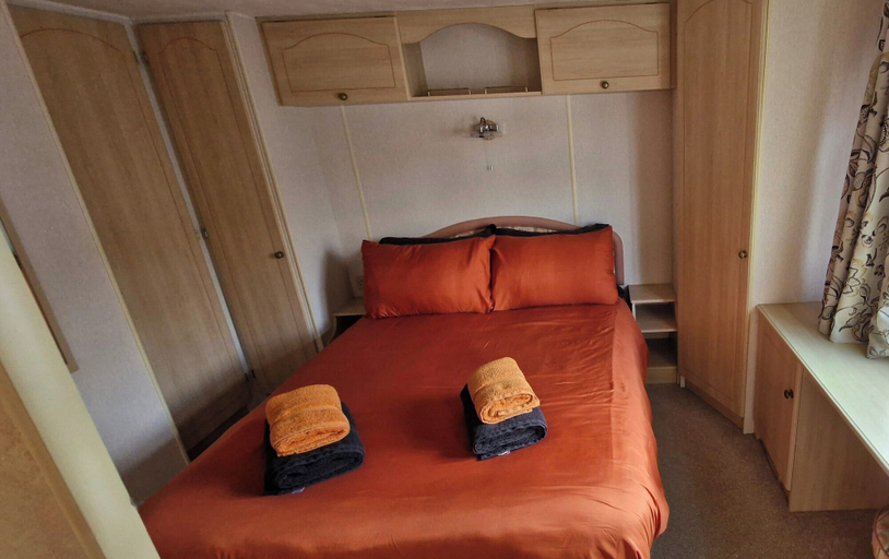Room 5, Cabin Sleeps 4 With Parking, Angus