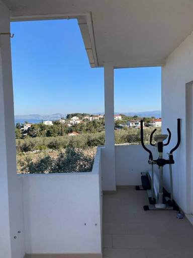 Property grounds 3, Comfortable Apartment Island Šolta -seaview, Šolta
