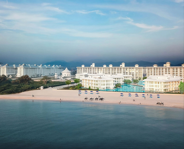 Beach, Modern 2-Bedroom Condo with Ocean and Pool Views in Cha-am, Cha-Am