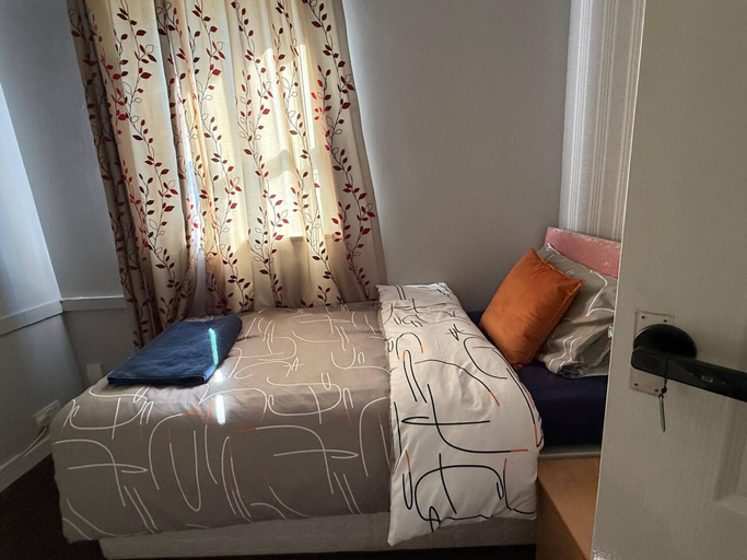 Room 5, Spacious 6 Bedroom Family House, Barnsley