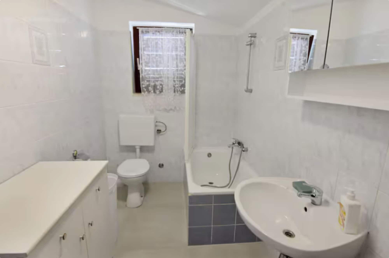 Bathroom 4, Spacious Retreat for Families and Friends, Umag