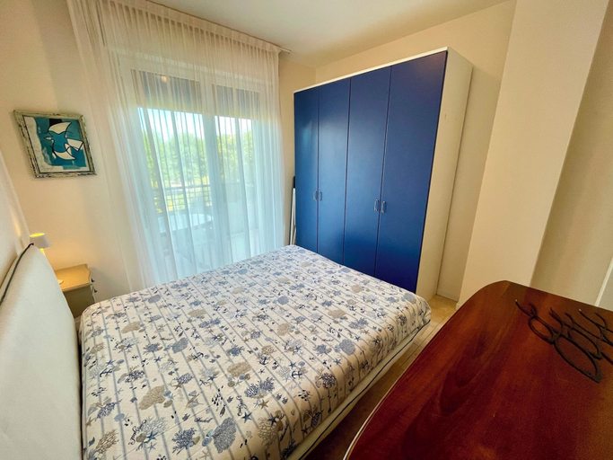 Room 2, Bright Flat in a Residence With Common Pools, Venezia