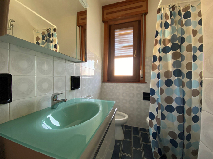 Bathroom, Coastal Getaway With Parking in Bibione, Venezia