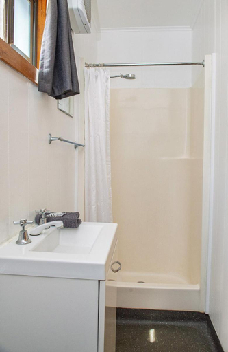 Bathroom 3, Penola Coonawarra Caravan Park, Wattle Range - East