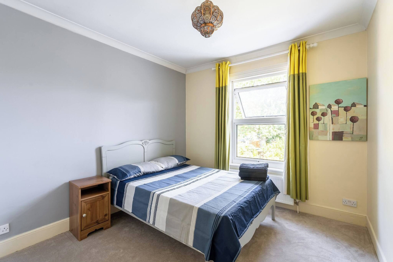 Room 5, Elegant 3BR Victorian Retreat, Free Parking, London