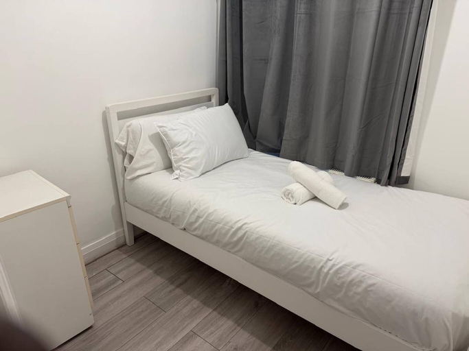 Room 5, A Stunning 3 Bedroom Luxury Holiday Home, Birmingham