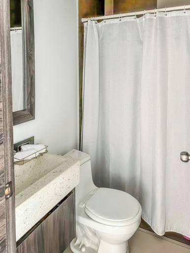 Bathroom 4, Blaze 1, Quito