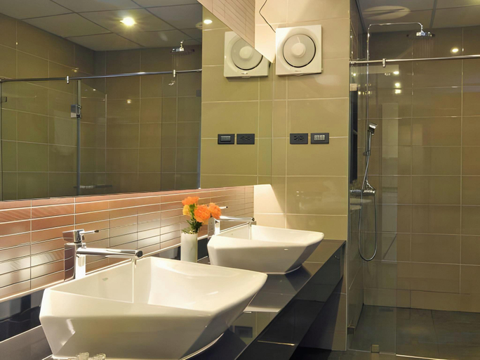 Bathroom 4, 14 Living, Chom Thong