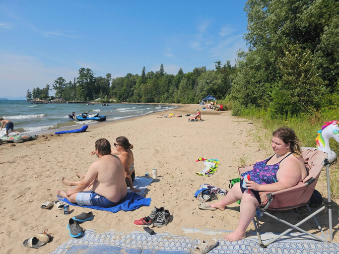 Beach 3, Waterfront Cabin on Lake Superior Sleeps 7 Plus ppl, Lake Superior