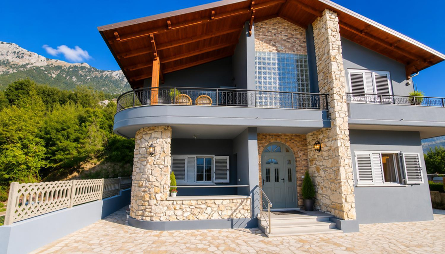 Exterior & Views