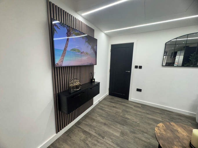 Room amenity 2, Luxury Flat in Uxbridge, London